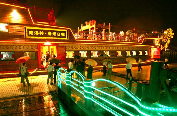 珠江夜游游船 >>> 仿古豪华游船-南海神·广州日报号     上落码头